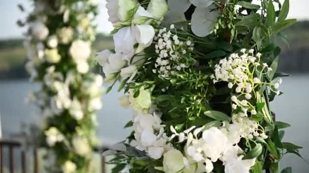 Elegante arco de boda con flores frescas, jarrones en el fondo del río — Vídeos de Stock