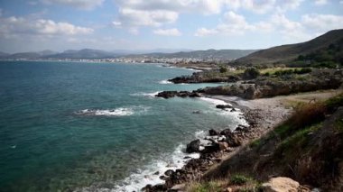Yunanistan 'ın Girit Adası' ndaki kayalık sahilin muhteşem manzarası.