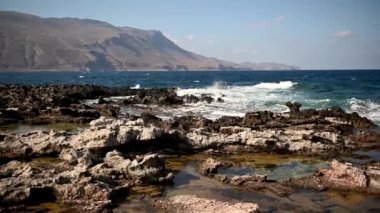 Yunanistan 'ın Girit Adası' ndaki kayalık sahilin muhteşem manzarası.