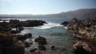 Yunanistan 'ın Girit Adası' ndaki kayalık sahilin muhteşem manzarası.