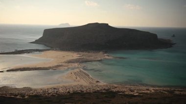 Ada Gramvousa ve Girit Adası 'nda gün batımında güzel Balos plajı.