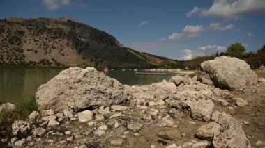 Yunanistan, Girit adasındaki Kournas Gölü kıyılarında bej taşlar.