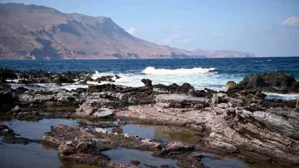 Φανταστική θέα της βραχώδους ακτής με τα όμορφα κύματα στην Ελλάδα, Κρήτη — Αρχείο Βίντεο