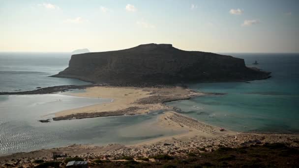 Île de Gramvousa et la belle plage de Balos au coucher du soleil en Crète île — Video