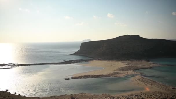 Το νησί Γραμβούσα και η όμορφη παραλία του Μπάλου στο ηλιοβασίλεμα στην Κρήτη — Αρχείο Βίντεο