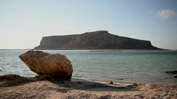 Island Gramvousa dan pantai indah Balos saat matahari terbenam di pulau Kreta — Stok Video