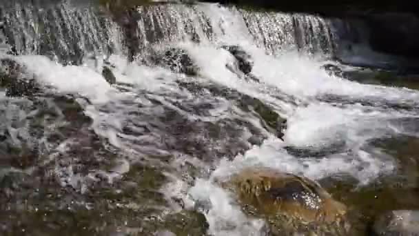 Cachoeira selvagem no desfiladeiro de Kourtaliotiko na Grécia — Vídeo de Stock