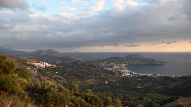 Yunanistan 'ın Akdeniz adası Girit' teki sıradağlar.