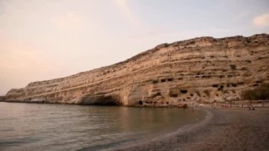 Yunanistan 'ın Girit adasındaki Matala plajı. Eski bir mağara şehriyle Rock