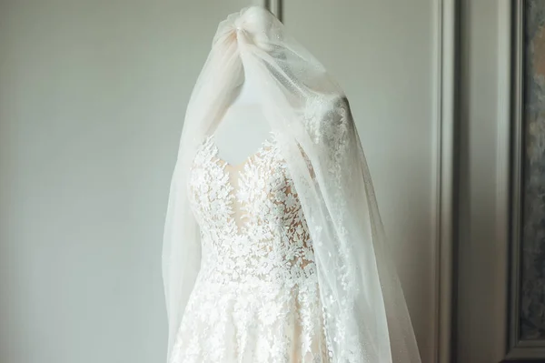 Robe de mariée chic est porté sur un mannequin. La mariée est prête à le porter. — Photo