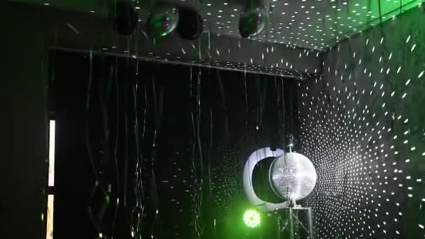 Der Spiegel der Discokugel dreht sich und reflektiert das Licht in der Disco im Club. — Stockvideo