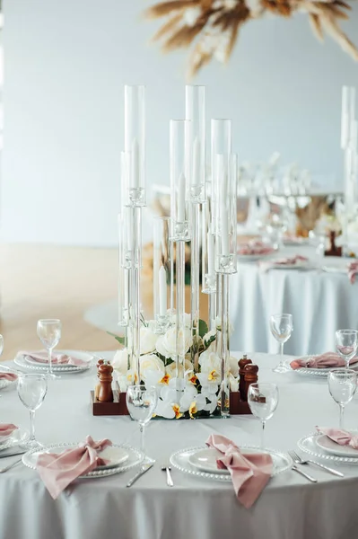 Роскошный ресторан. Роскошный интерьер, белые столы, сервировка блюд и стаканов для гостей — стоковое фото