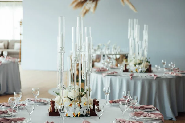 Lyxig restaurang. Lyxig inredning, vita bord, servering rätter och glas för gäster — Stockfoto