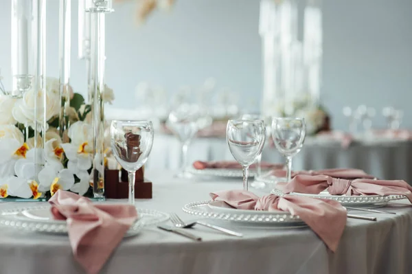 Lujoso restaurante. Lujoso interior, mesas blancas, platos y vasos para los huéspedes — Foto de Stock