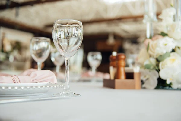 豪华餐厅。豪华的室内装饰，白色桌子，为客人提供碗碟和眼镜 — 图库照片
