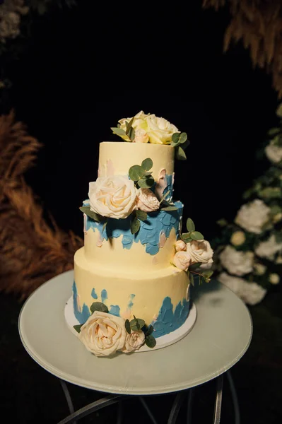 Wedding cake at the wedding in the evening on the background of the arch — 图库照片