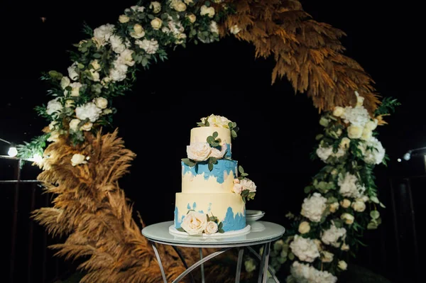 Wedding cake at the wedding in the evening on the background of the arch — 图库照片