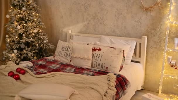 크리스마스 장식 이 있는 아늑 한 방. 많은 조명으로 장식된 크리스마스 침실. — 비디오