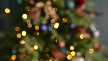 Noel Süslemeleri 4K UHD 'ye odaklanır. Noel ağacındaki süslemelerin odak noktası değişiyor.