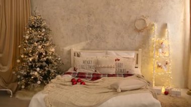 Noel süsleriyle dolu rahat bir oda. Noel süslemeli yatak odası.