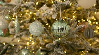 Farklı oyuncaklar ve toplarla süslenmiş Noel ağacı. Kamera hareketi