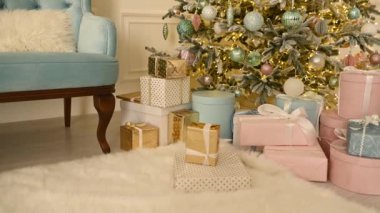 Noel ve Yeni Yıl iç tasarımı hafif klasik tarzla.