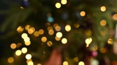 Noel Süslemeleri 4K UHD 'ye odaklanır. Noel ağacındaki süslemelerin odak noktası değişiyor.