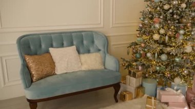 Noel ve Yeni Yıl iç tasarımı hafif klasik tarzla.