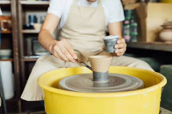 Manos de alfarero. Potter haciendo olla de cerámica en la rueda de cerámica —  Fotos de Stock