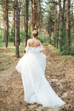 Bahçede çalışan güzel gelinim