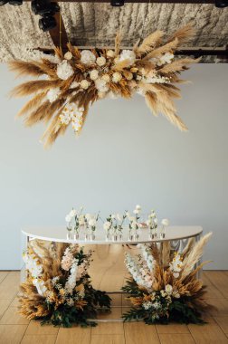 Yeni evliler için bir ziyafette düğün dekoru. Boho tarzı kurumuş çiçekçi.