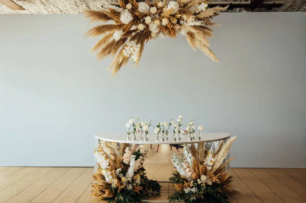 Décor de mariage pour les jeunes mariés lors d'un banquet. Fleurs séchées floristique avec style boho — Photo