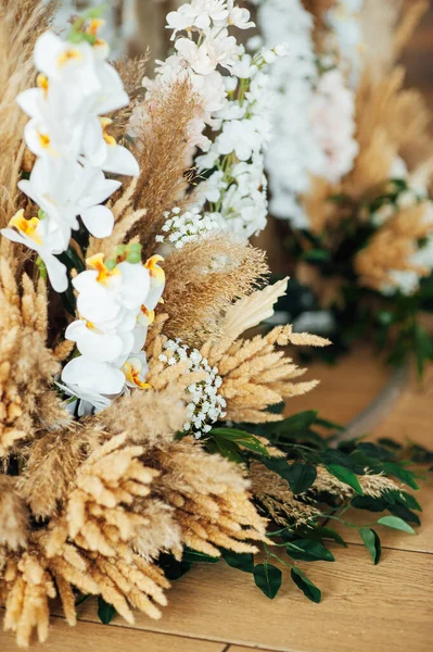 Bruiloft decor voor pasgetrouwden op een banket. Gedroogde bloemen bloemsierkunst met boho stijl — Stockfoto