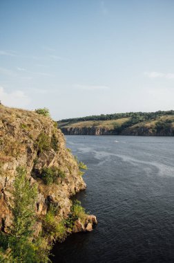 Dağ nehri vahşi doğası. Dağlardaki vahşi nehir. Nehir vahşi kayaları