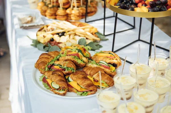 Hochzeitstorte Tisch Hintergrund. Süße und köstliche Desserts im Restaurant. Leckeres Essen auf Buffet-Party. — Stockfoto
