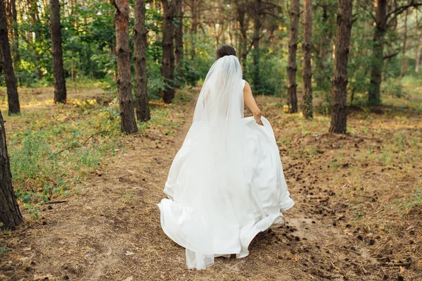 Красива весільна наречена біжить в саду — стокове фото