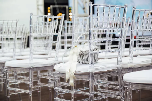 Skleněná křesla stojí v řadě v krásném svatebním obřadu — Stock fotografie