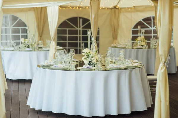 Luxurious restaurant. Luxurious interior, white tables, serving dishes and glasses for guests — Stock Photo, Image