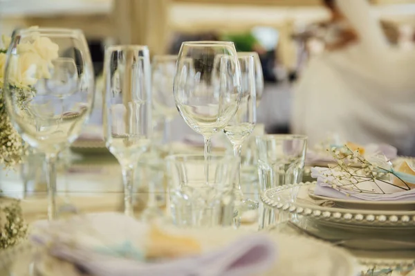 Lujoso restaurante. Lujoso interior, mesas blancas, platos y vasos para los huéspedes — Foto de Stock