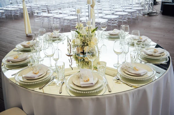 Lujoso restaurante. Lujoso interior, mesas blancas, platos y vasos para los huéspedes — Foto de Stock