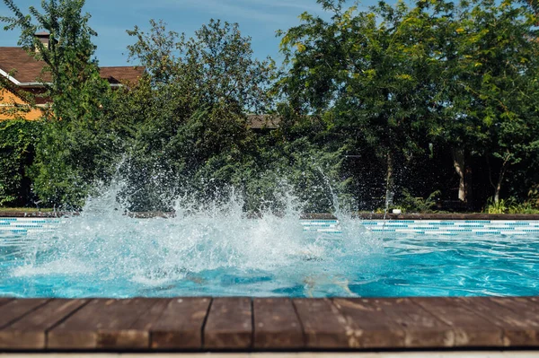 Mavi su havuzunda sert esintiler. Yaz