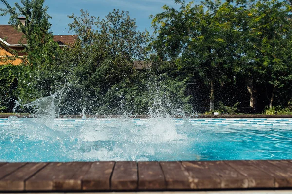 Mavi su havuzunda sert esintiler. Yaz