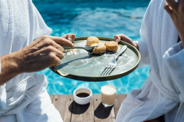 Een paar ontbijten in een luxe resort. Zonnige dag — Stockfoto