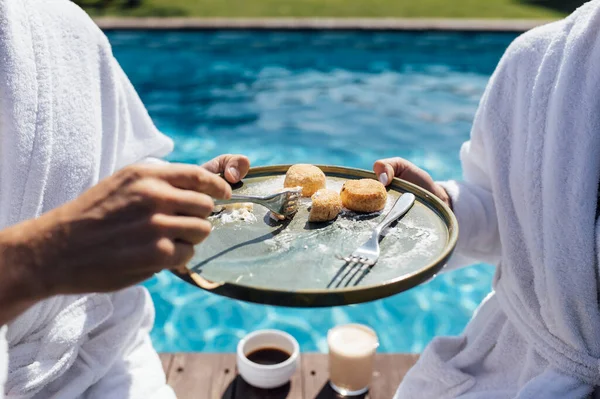 Een paar ontbijten in een luxe resort. Zonnige dag — Stockfoto