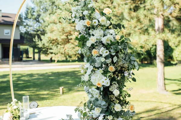 Cerimônia externa muito bonita. casamento clássico na floresta. Arco de metal com flores. — Fotografia de Stock