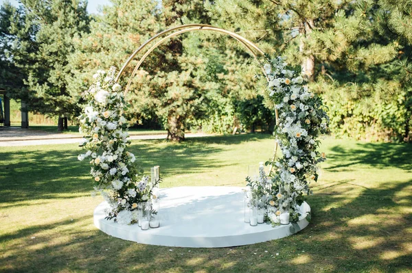 Sehr schöne Außenzeremonie. klassische Hochzeit im Wald. Metallbogen mit Blumen. — Stockfoto