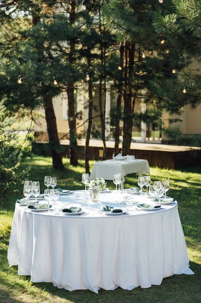 Preparing for an open-air party. Decorated served tables await guests. Decoration Details — Stock Photo, Image