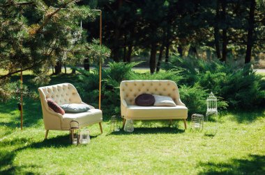 Evin yakınındaki çimlerin üzerinde dinlenmek için rahat koltuklar. Rahatla ve dinlen.