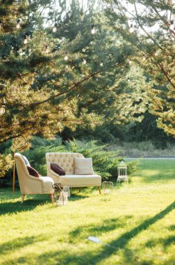 Evin yakınındaki çimlerin üzerinde dinlenmek için rahat koltuklar. Rahatla ve dinlen.