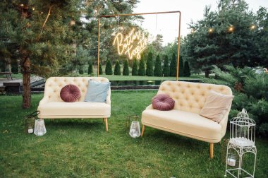 Evin yakınındaki çimlerin üzerinde dinlenmek için rahat koltuklar. Rahatla ve dinlen.